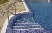 [compnay_name_branding] Escaleras de obra en piscina
