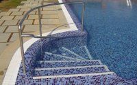 [compnay_name_branding] Escaleras de obra en piscina