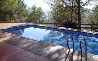 Piscines i Manteniments Pradas tarimas de madera en piscina