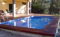 Piscines i Manteniments Pradas tarimas de madera en piscina